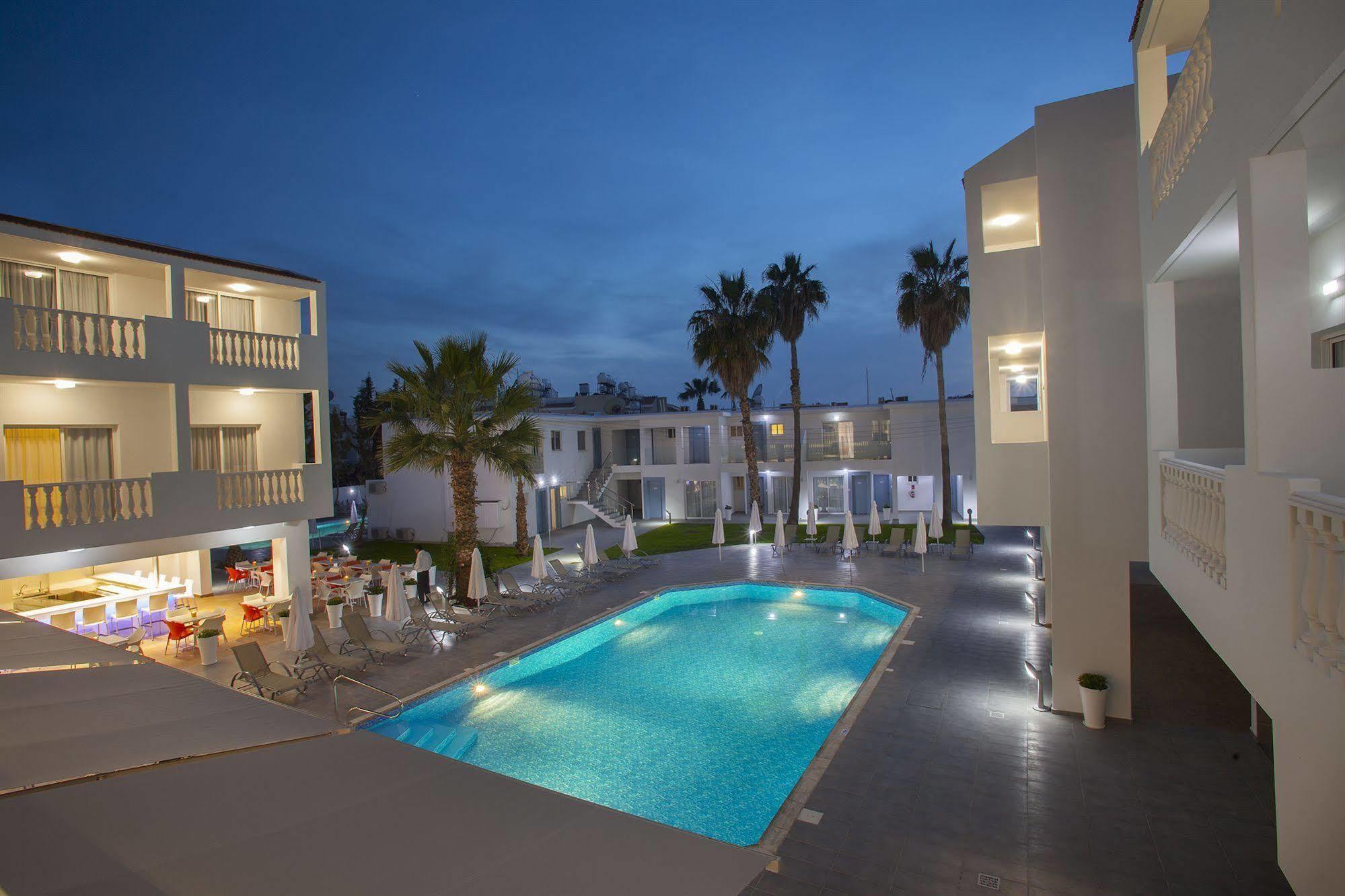 Princessa Vera Hotel Apartments Paphos Eksteriør billede